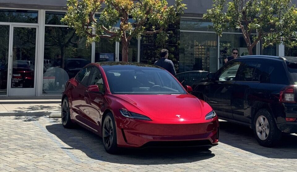 Tesla Model 3 Ludicrous รูปชัดเจน เตรียมขาย